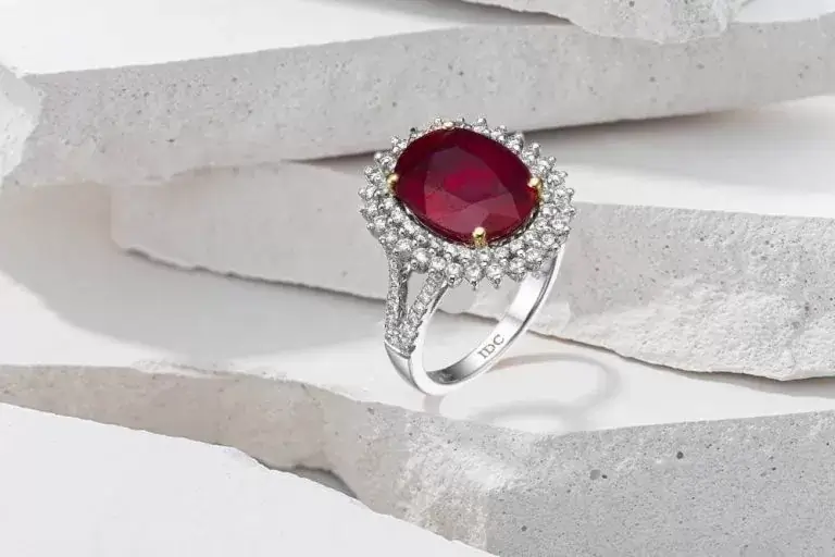 Verenički prsten sa dragim kamenom 