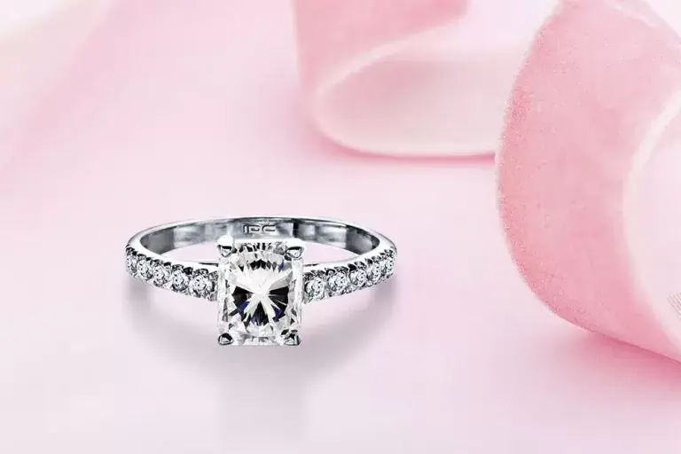 Verenički prsten sa dijamantom emerald reza