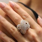 Kako uskladiti dijamantski nakit uz haljinu