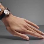 Narukvica sa dragim kamenjem i sat