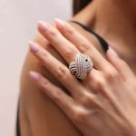 Dijamantski nakit uz malu crnu haljinu