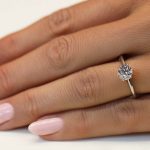 Dijamantski prsten minimalističkog stila