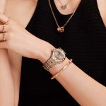 Kako nositi dijamantsku tenis narukvicu sa satom