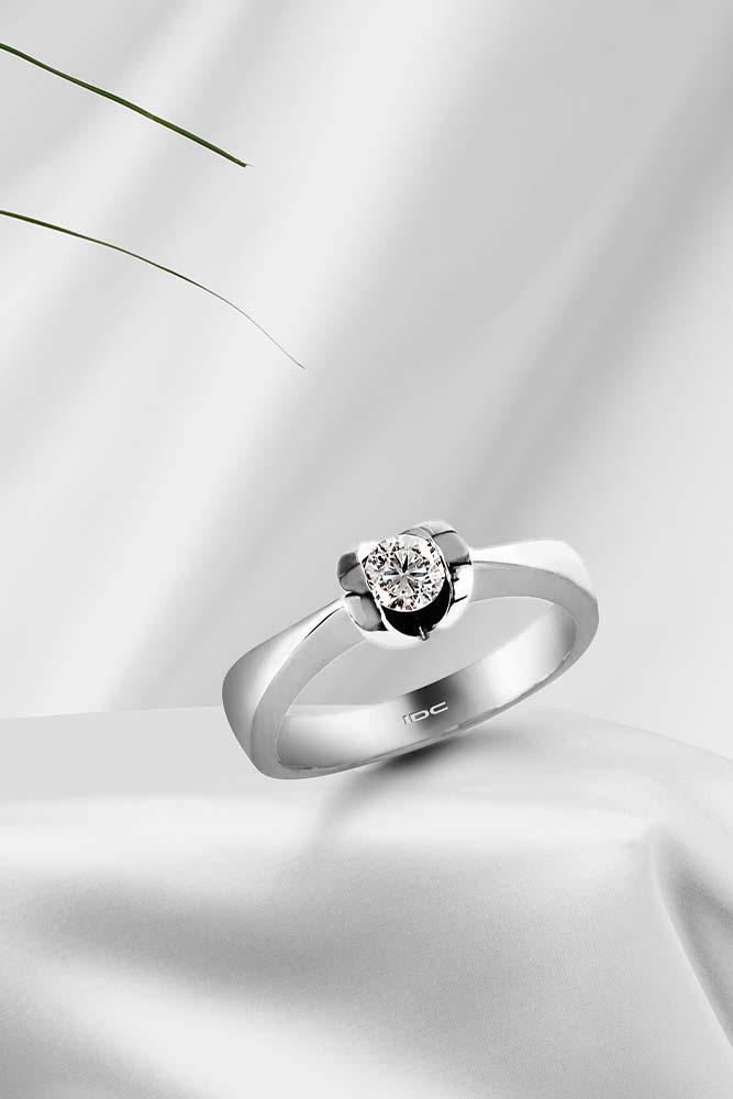 Dijamantski prsten sa bezel postavom