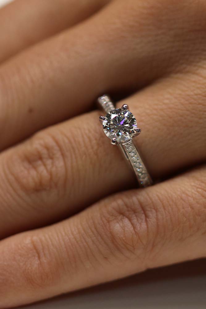 Verenički prsten sa okruglim dijamantom briljantnog reza