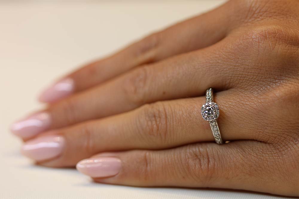 Verenički prsten sa okruglim dijamantom briljantnog reza