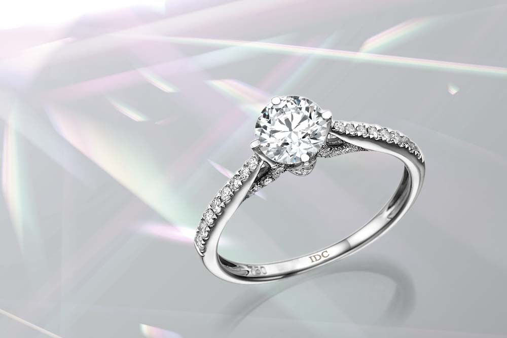 Verenički prsten sa okruglim dijamantom briljantnog reza