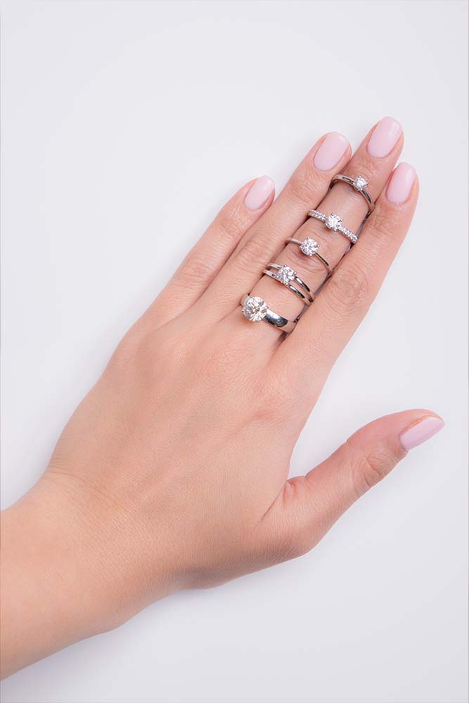 Verenički prsten sa okruglim dijamantom briljantnog reza